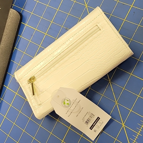 Time and Tru Cream Clutch Organizer Wallet Brand New - Picture 5 of 6